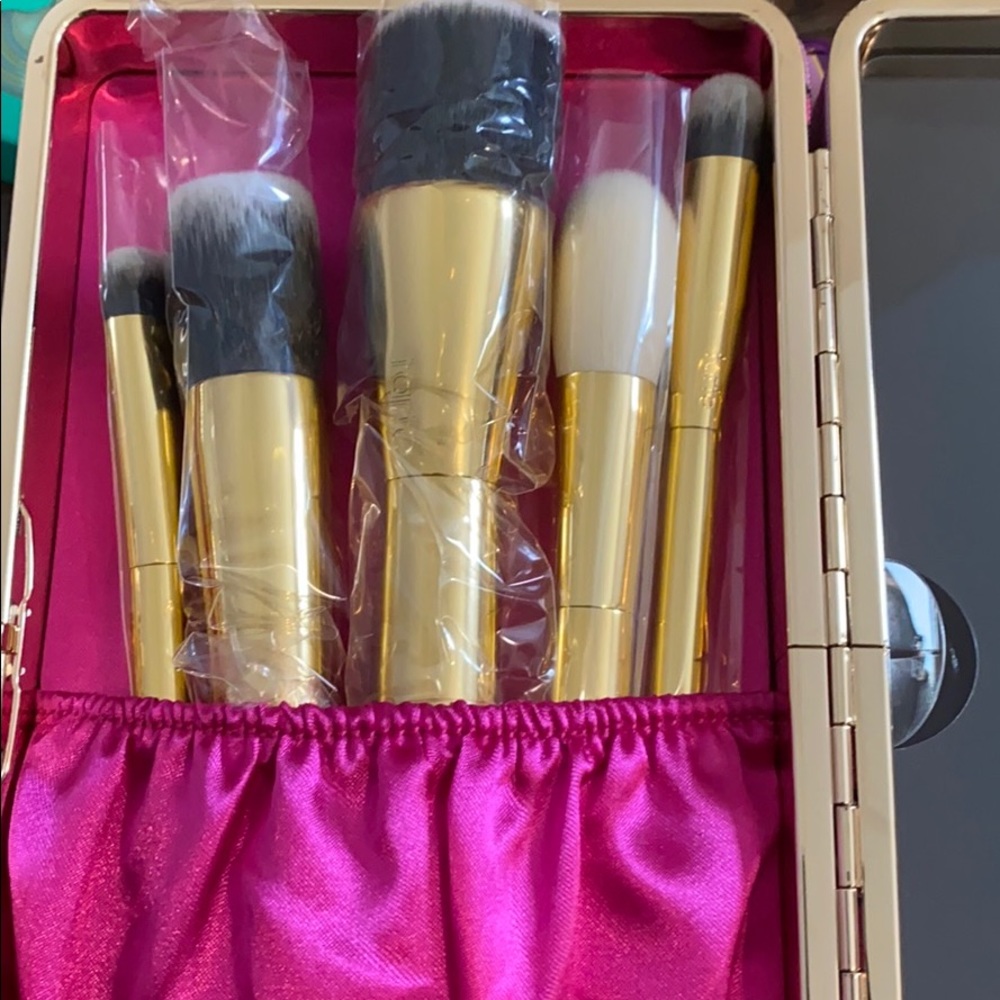 Tarte Brush set with case